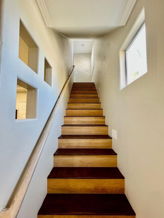 Building Photo - VIEWS VIEWS VIEWS From This Townhome With ...