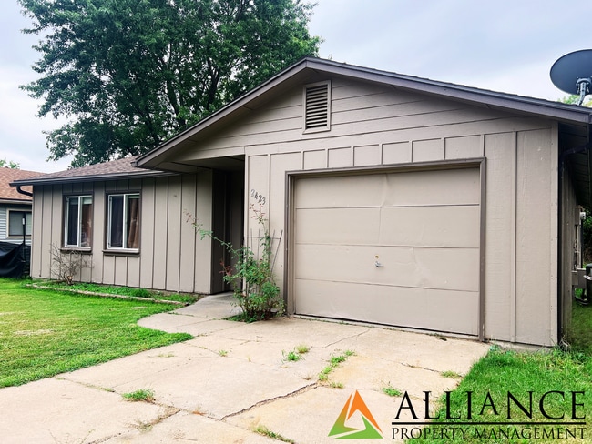 Building Photo - Spacious home in East Manhattan!