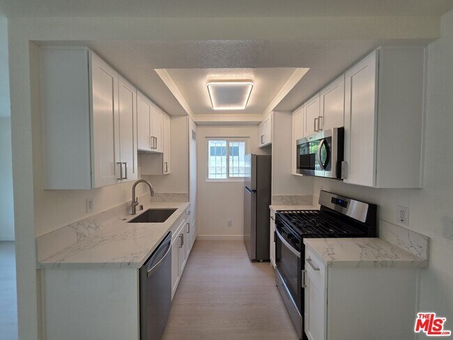 Building Photo - 912 N Ridgewood Pl