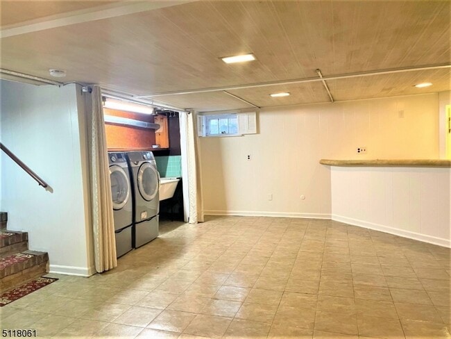 Building Photo - 51 Silver Spring Rd