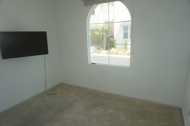 Building Photo - Stunning 4 Bedroom 3 Bath Plus Loft Home i...