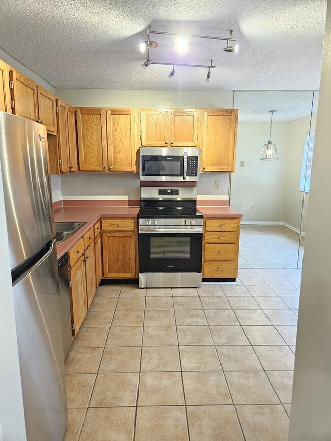 Building Photo - 2 Bedroom Condo