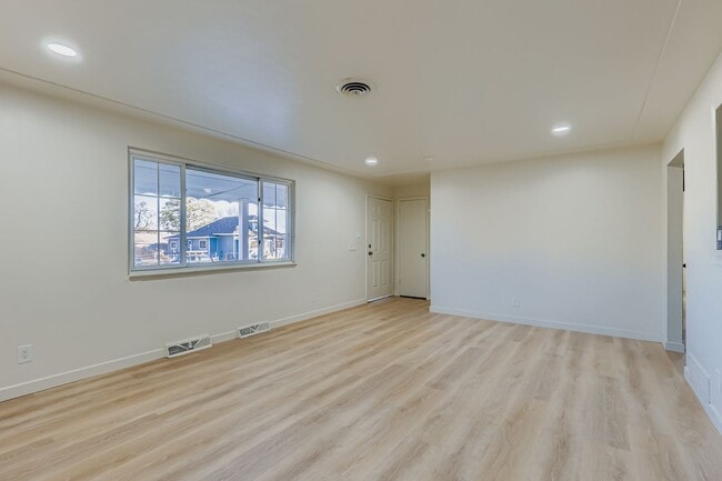 Building Photo - 4945 Wyandot St