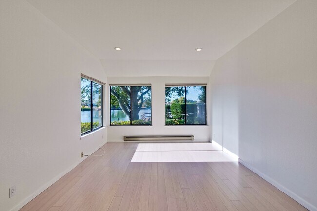 Building Photo - 1108 Shoreline Dr