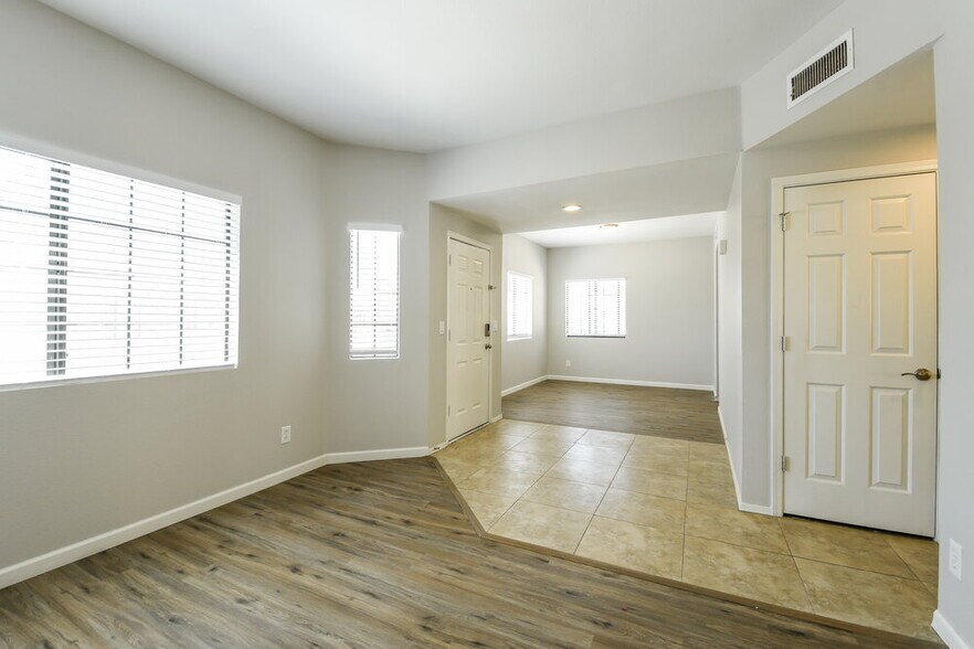 Building Photo - 2028 W Columbine Dr