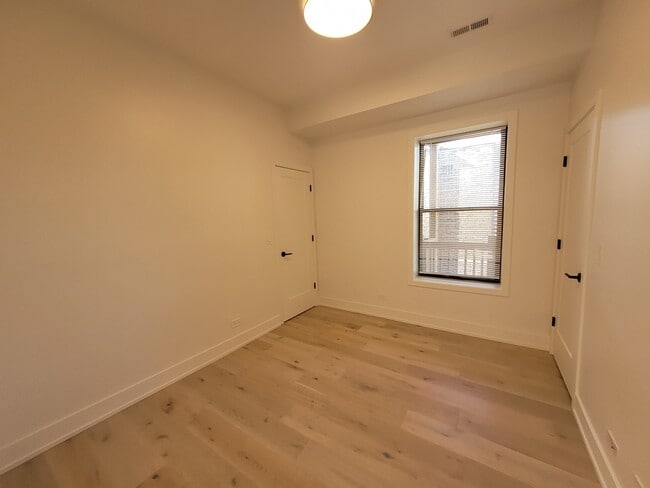 Building Photo - 1334 W Bryn Mawr Ave