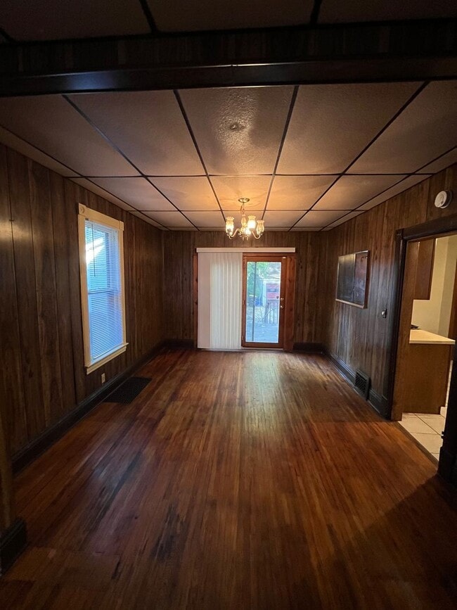 Building Photo - 3 bedroom home available in Rockford