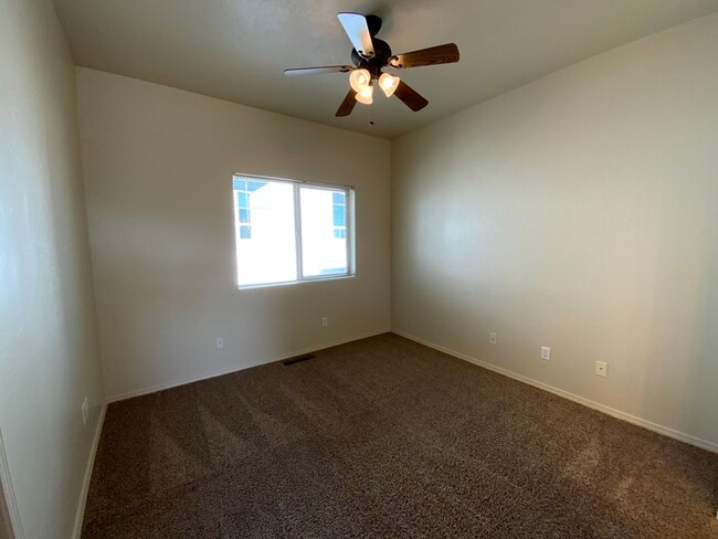 Building Photo - 3 Bedroom Town home Near 4th Street SW & B...