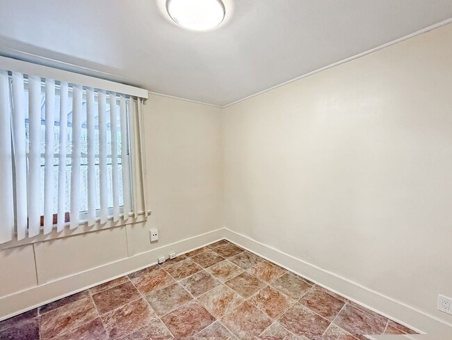 Building Photo - Perfectly located 1 Bd/1Ba house with a bo...