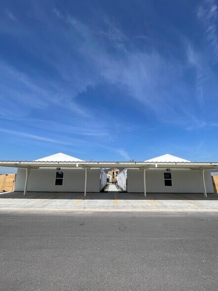Building Photo - 1300 E Iris Ave