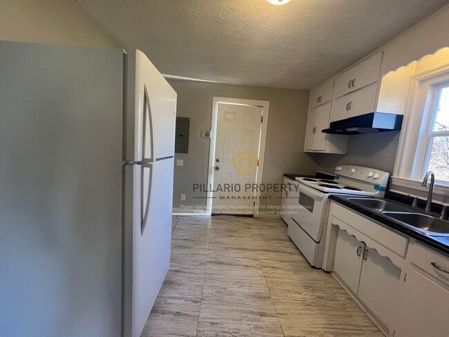 Building Photo - Updated 2 Bedroom 1 Bathroom near Forest M...