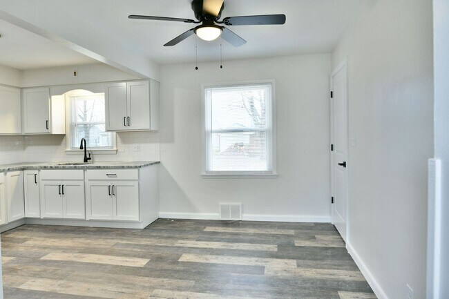 Building Photo - House for RENT in Girard!