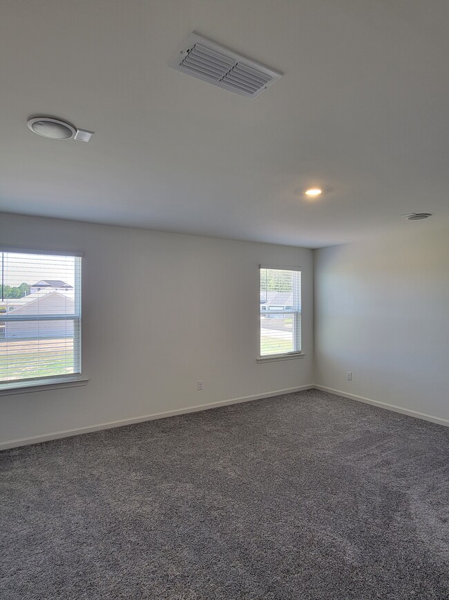 Building Photo - 645 Thomas Gage Dr