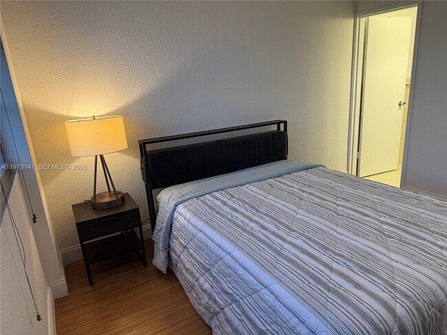 Building Photo - 801 Brickell Bay Dr