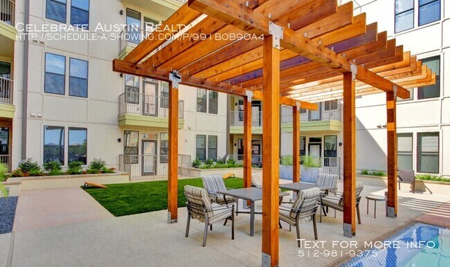 Building Photo - 704