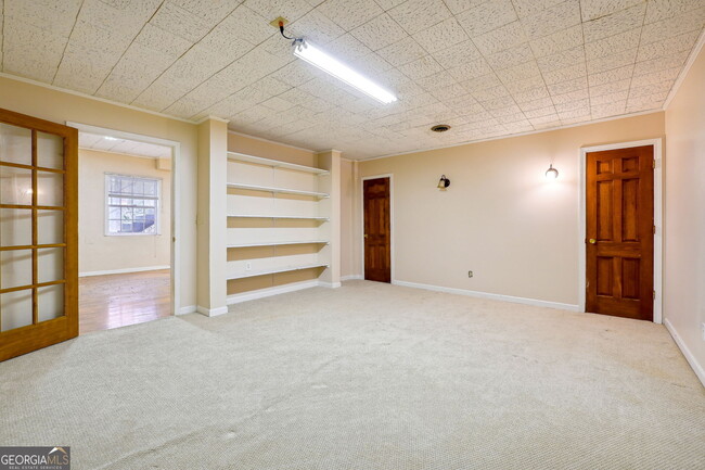 Building Photo - 5140 Lakewood Dr