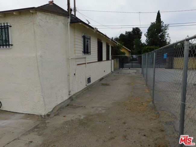 Building Photo - 616 W 58th St