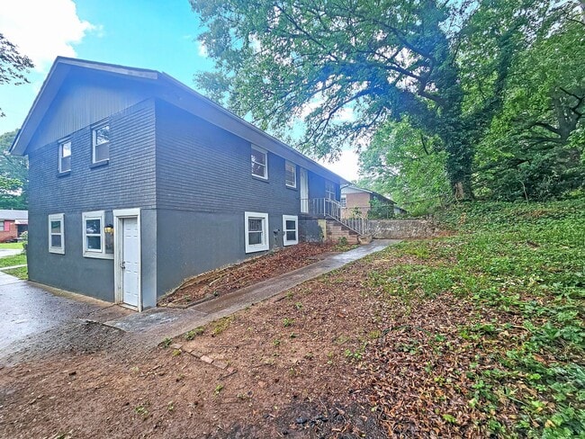 Building Photo - Spacious 4 Bedroom Home Near University Av...