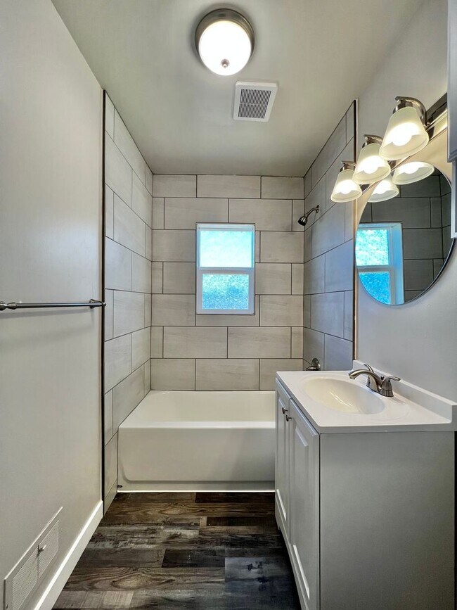 Building Photo - Newly Remodeled 2 Bed, 1 Bath Upper Unit in Greeley!