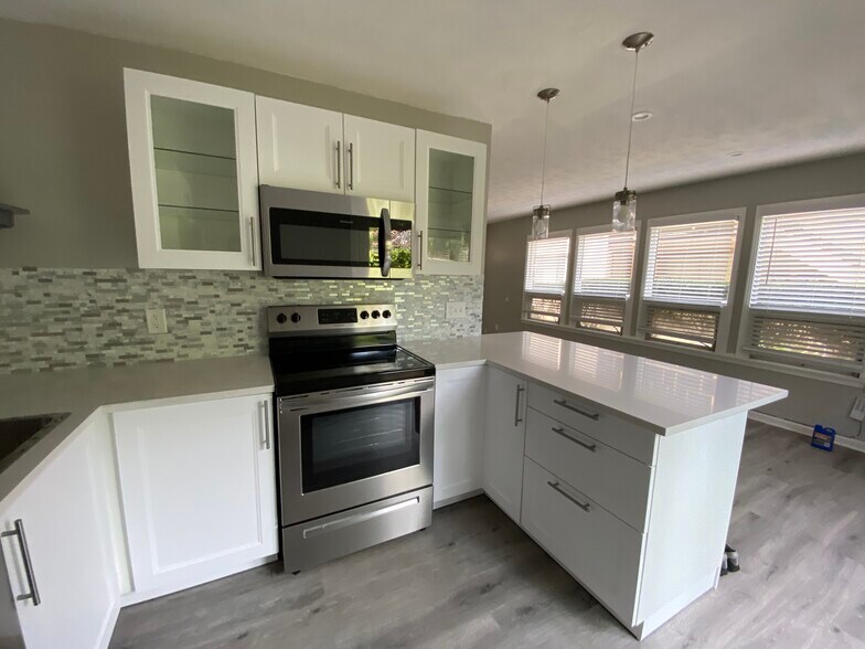 Kitchen and eat-in-bar - 3221 Herschel Street