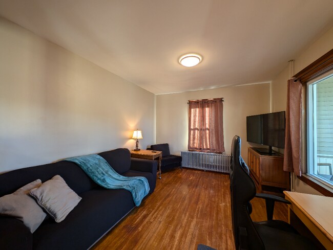 Building Photo - 492 Burgess St