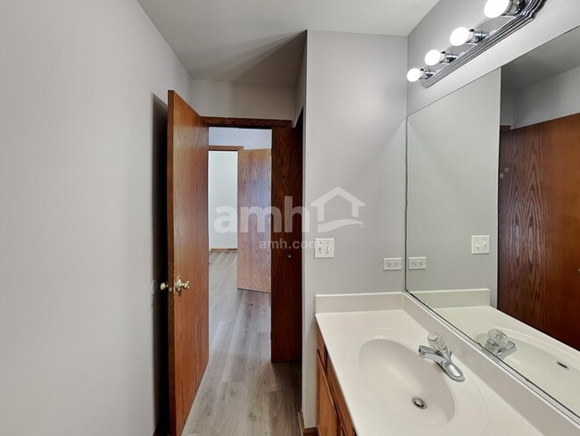Building Photo - 3803 Saratoga Dr