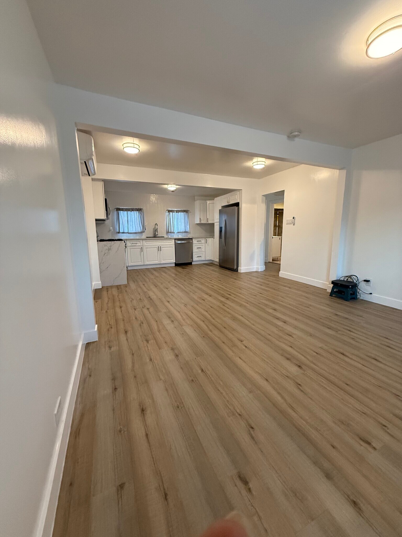 Living room - 1437 W 60th Pl