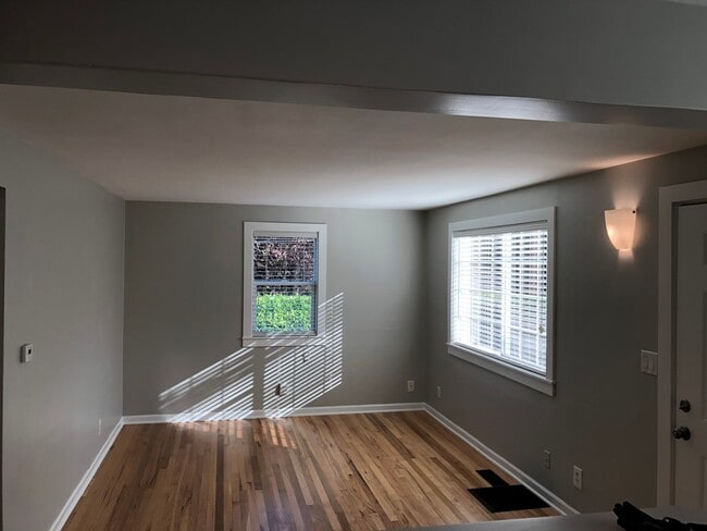 Building Photo - Great unit available in duplex!