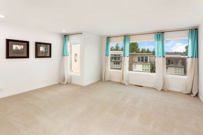 Building Photo - 3 bedroom townhome in perfect location in ...