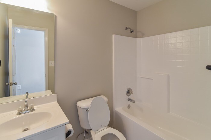 Building Photo - 449 Park Lake Dr