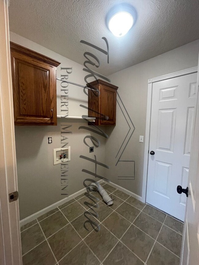 Building Photo - 4 Bedroom in Willard School District!