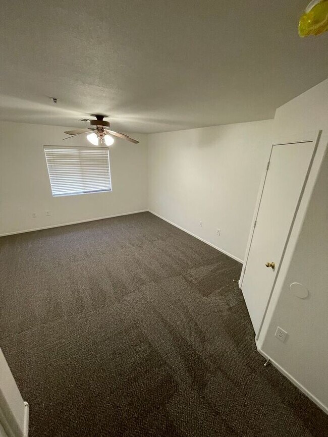 Building Photo - READY TO TOUR! Spacious 4 Bed 2 Bath Home in Phoenix