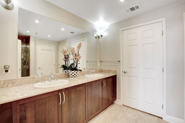 Building Photo - HIGHRISE DOWNTOWN, FULLY FURNISHED!