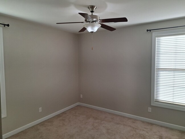 Building Photo - MARCH MOVE IN SPECIAL - $300 off FIRST FUL...