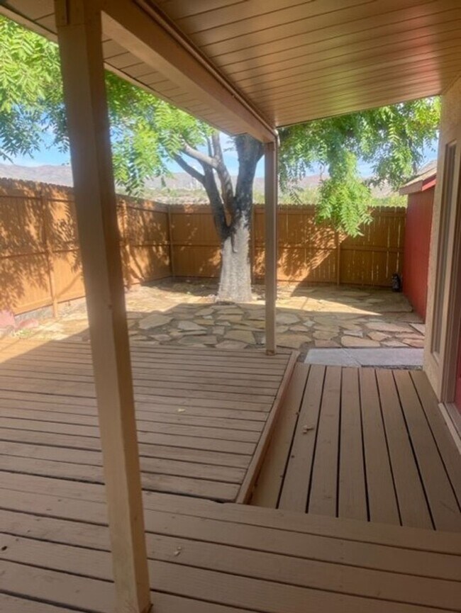 Building Photo - Coming Nov 1st - 3 Bedroom 2 Bath home in ...