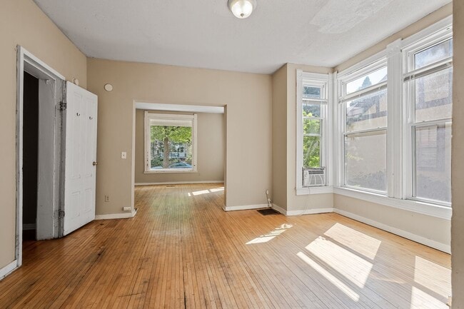 Building Photo - MUST SEE! Spacious 5BD/2BA Home near the U...