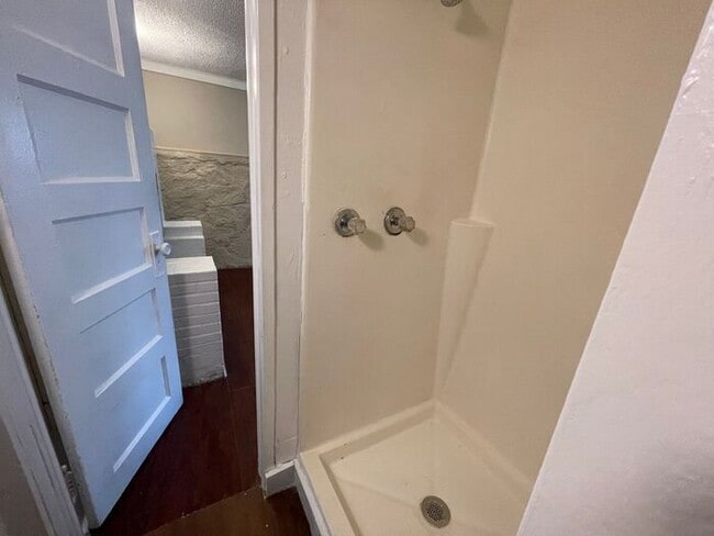 Building Photo - Cozy 1 Bedroom 1 Bath Downstairs Unit Read...