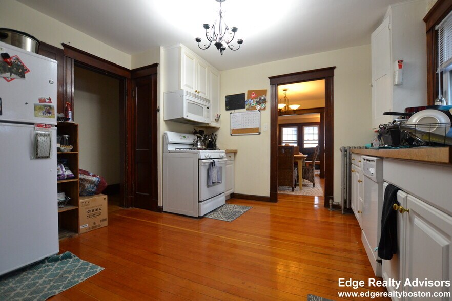 Building Photo - 8 Niles St