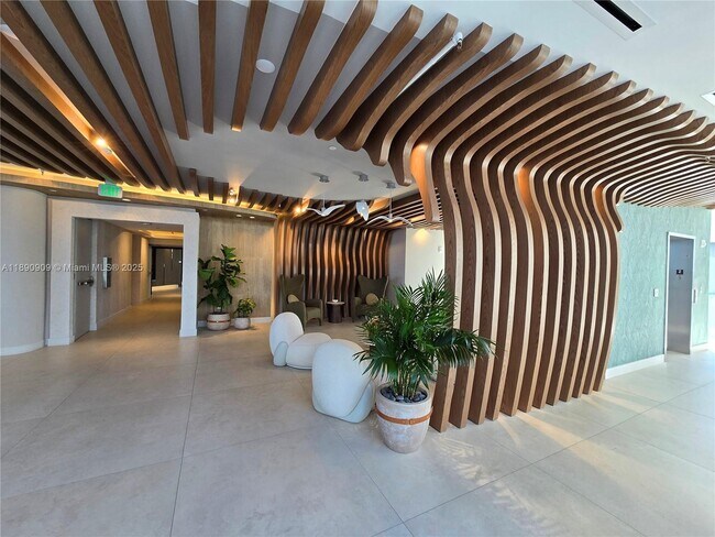 Building Photo - 700 NE 24th St