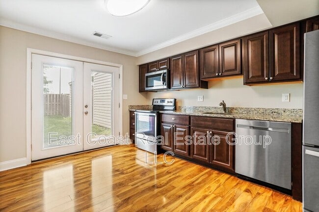 Building Photo - 575 Lancaster Pl