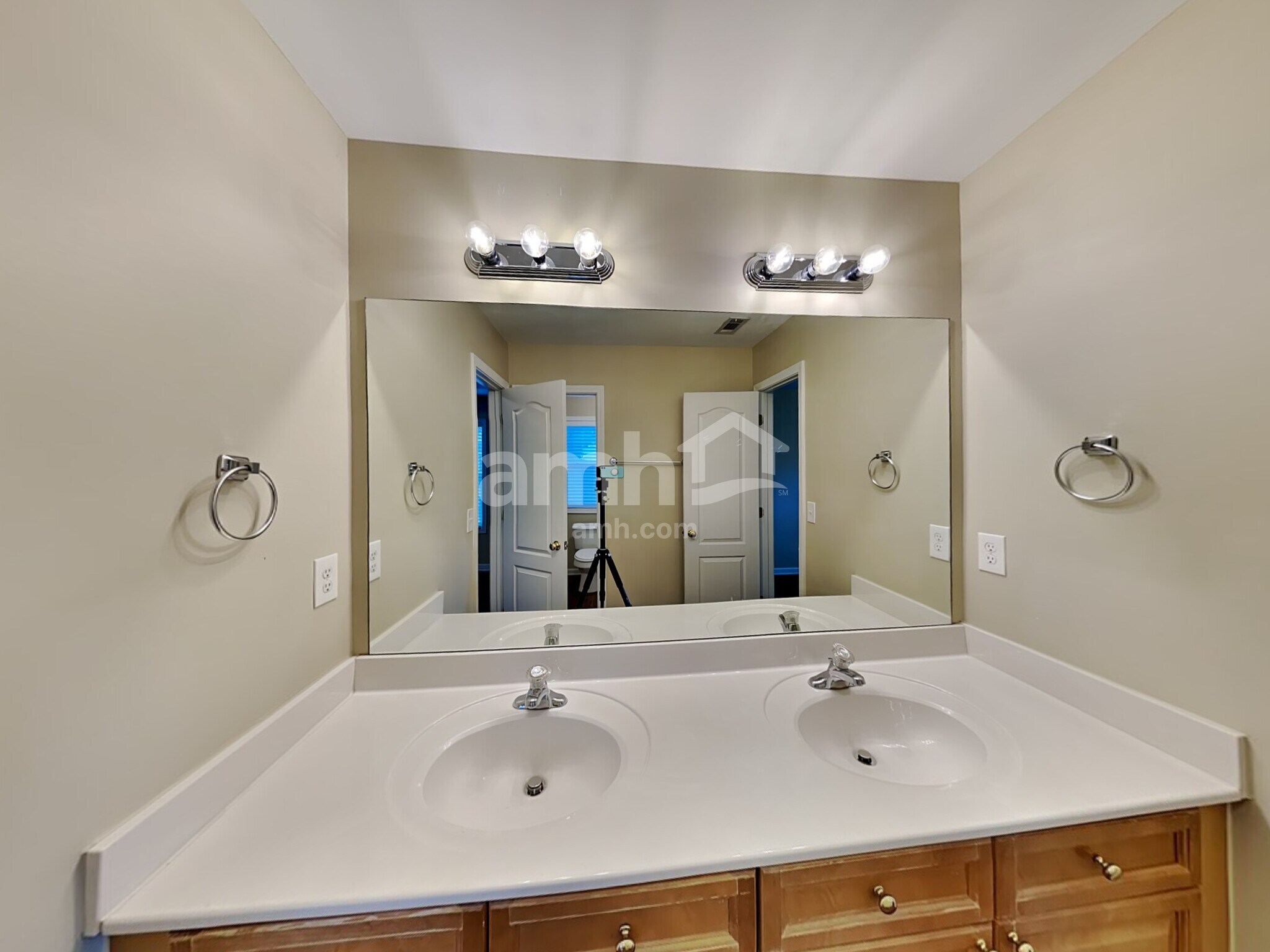 Building Photo - 2341 Suwanee Pointe Dr