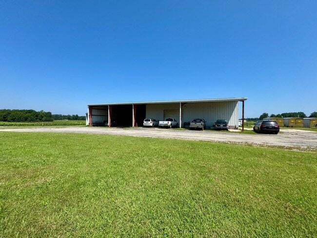 Building Photo - Country Living