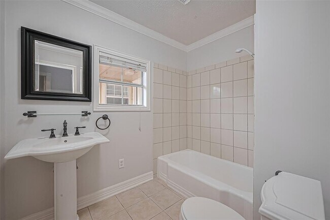 Building Photo - 8045 Ridgeview Dr