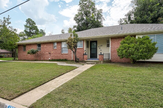 Building Photo - Rollingwood Beauty!