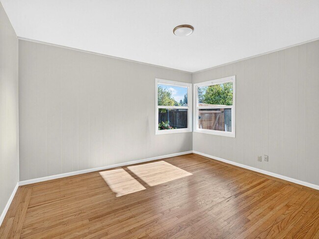 Building Photo - Single level home, convenient, charming neighborhood