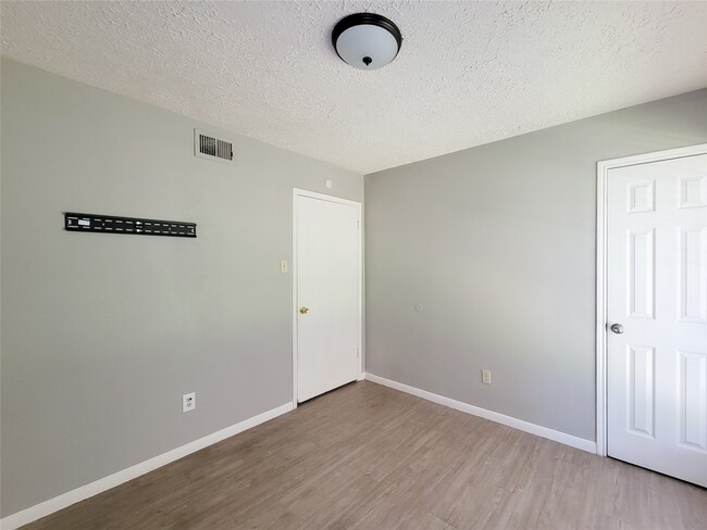 Building Photo - 13611 Ravensway Dr