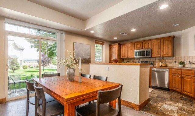 Building Photo - 6095 N Fox Pointe Cir