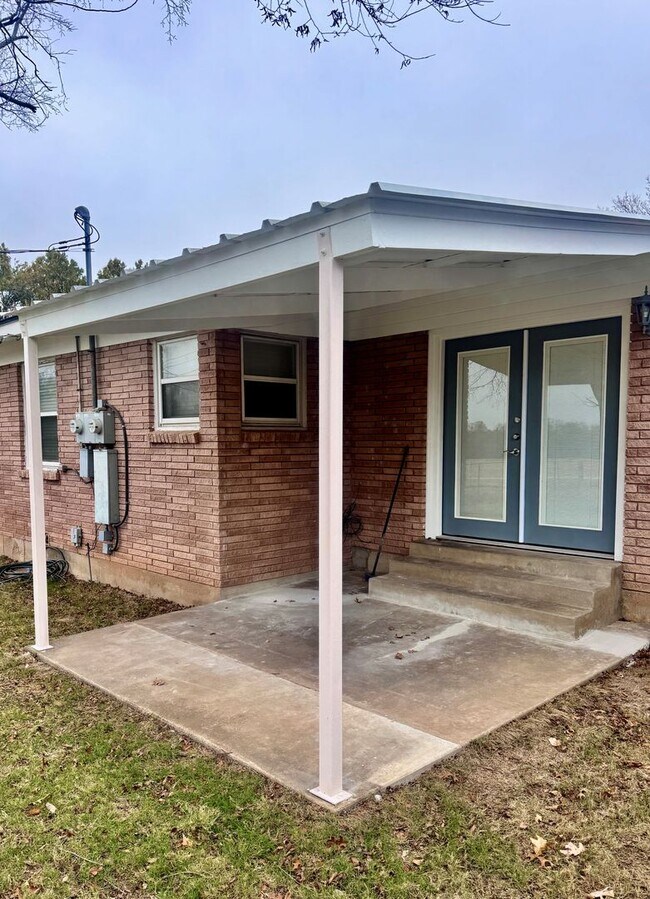 Building Photo - Newly Renovated Woodway Home