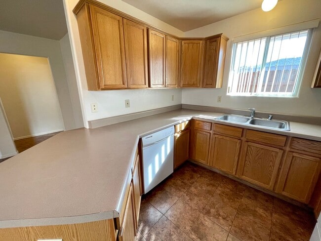 Building Photo - Cute 2 Bedroom Duplex with Garage!