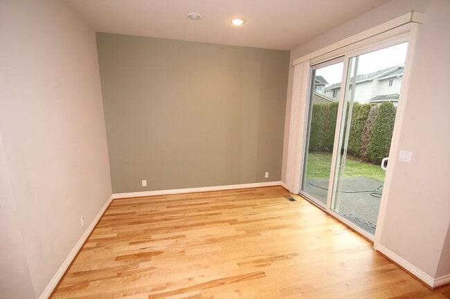 Building Photo - 4 BEDROOM WOODBRIDGE REDMOND HOME FOR RENT...